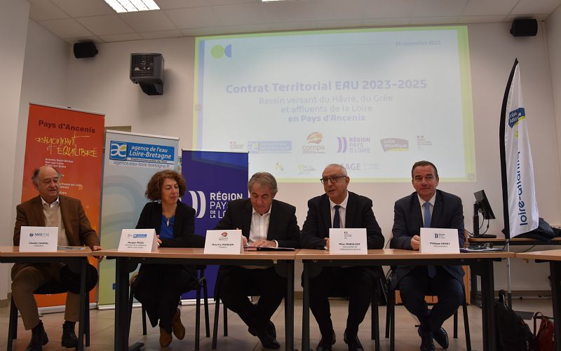 Signature du contrat territorial Eau du bassin versant Havre, Gree et affluents de la Loire 2023-2025 en salle Antoinette de Bruc, en presence de Maurice Perrion ; Remy Orhon ; Marc Makhlouf (sous-prefet de Chateaubriant-Ancenis) ; Morgan Priol (directrice